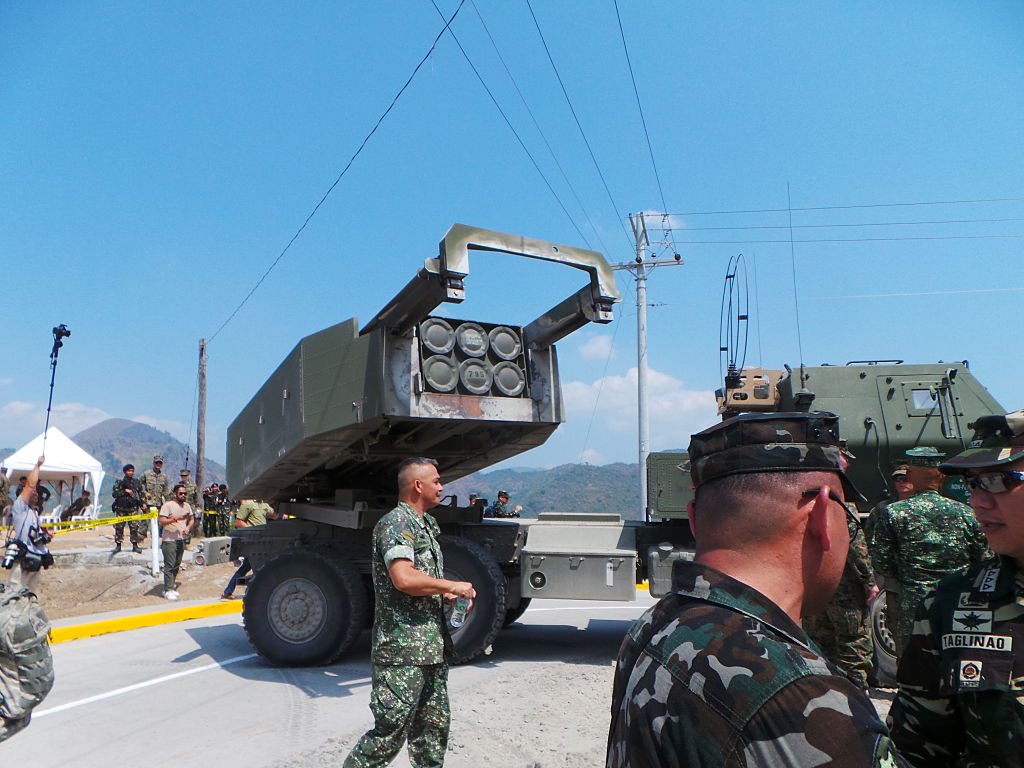 Himars: sigla em inglês para Sistema de Artilharia de Alta Mobilidade, é um poderoso lançador de foguetes e mísseis (Sherbien Dacalanio/Pacific Press/LightRocket/Getty Images)