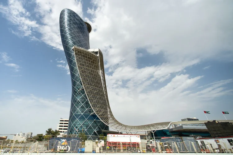 O edifício Capital Gate, em Abu Dhabi. (Artur Widak/NurPhoto/Getty Images)