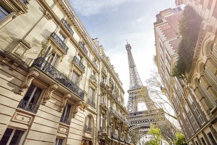 A polícia isolou a área no 10º distrito da capital francesa, em uma rua movimentada com lojas e restaurantes perto da estação de trem Gare de l'Est (Reprodução/Getty Images)