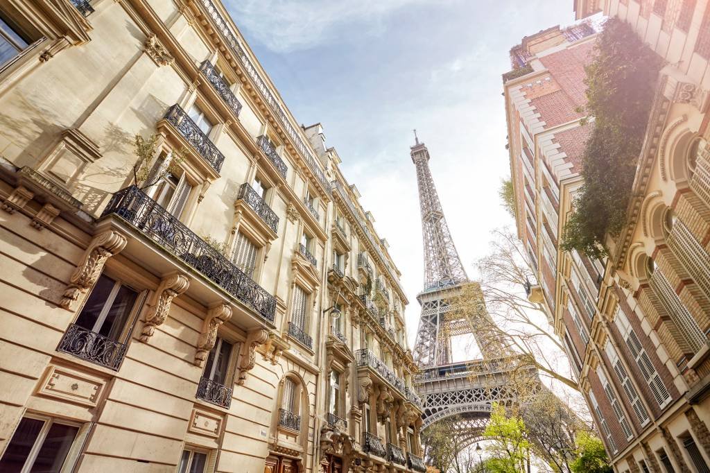 Paris: cidade Luz é um dos destinos mais buscados por brasileiros (Reprodução/Getty Images)