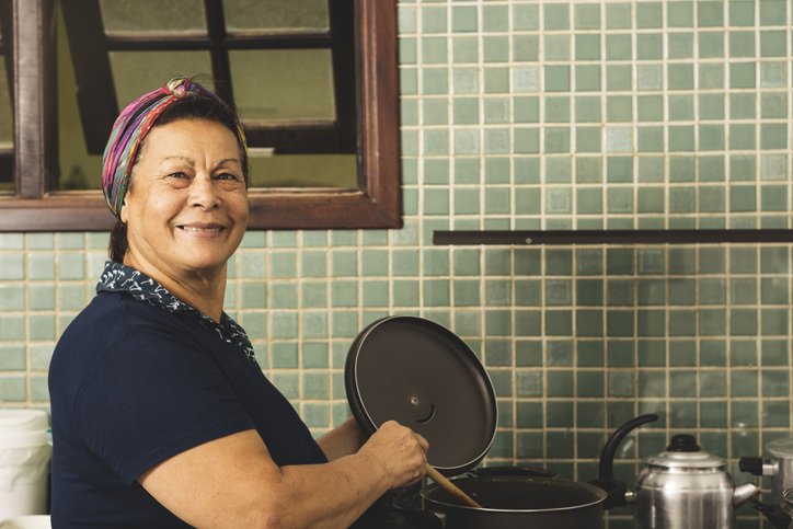 Quem não exerce atividade remunerada, como donas de casa, também pode se aposentar pelo INSS (Giselleflissak/Getty Images)