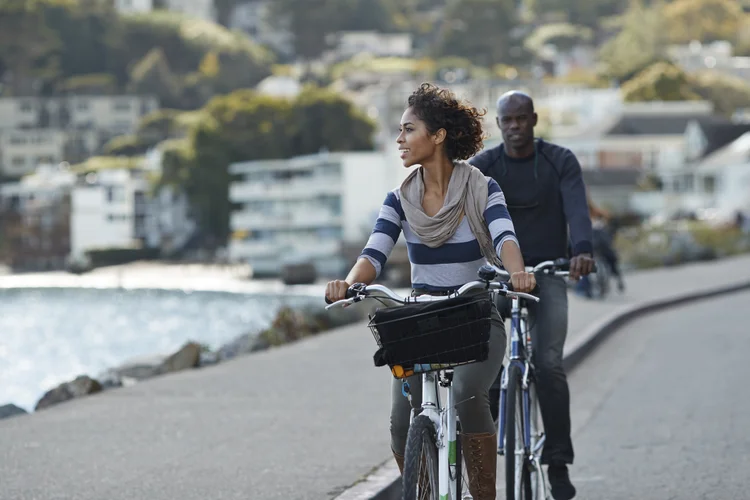 A Booking.com selecionou seis destinos para conhecer de bicicleta, segundo recomendações de viajantes da plataforma. (Klaus Vedfelt/Getty Images)