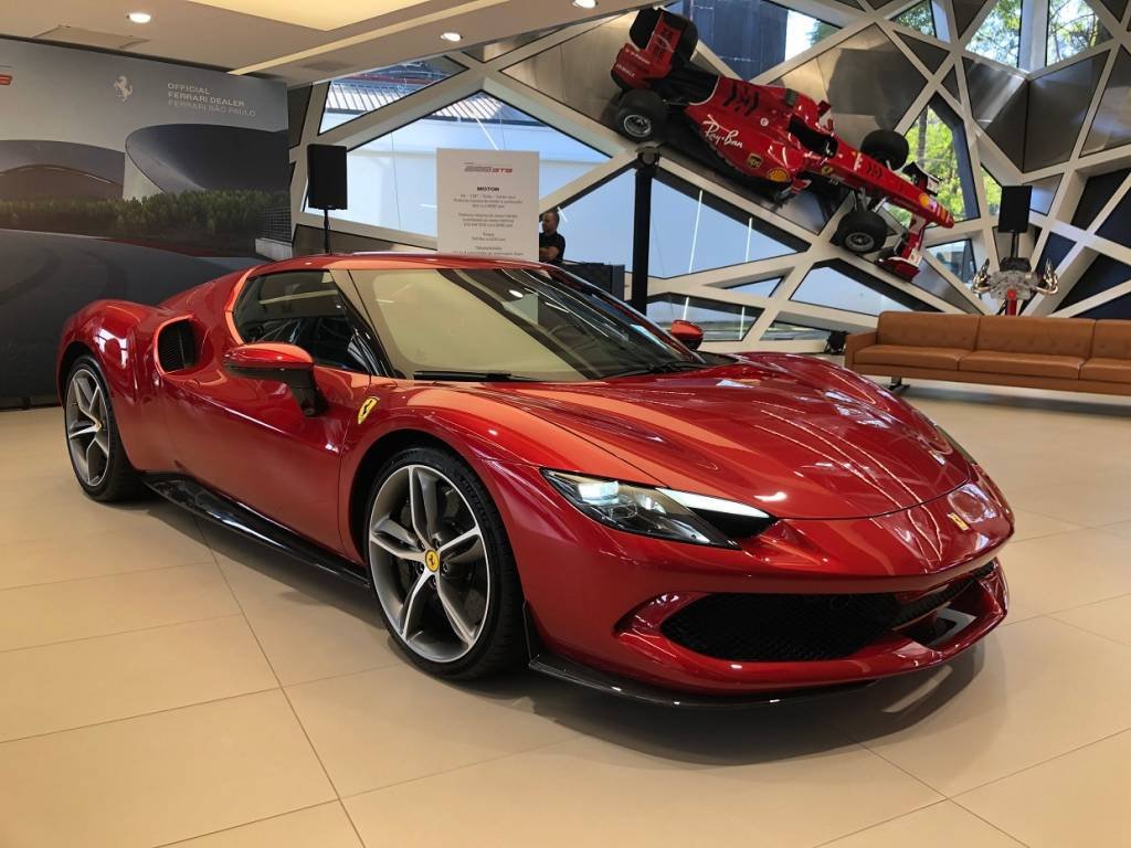 Conheça a Ferrari híbrida (sem preço ainda) que tem espera de 18 meses no Brasil