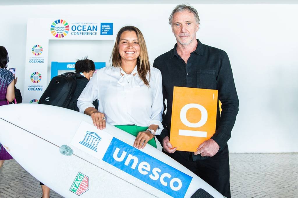 Oskar Metsavaht, da Osklen, ao lado da surfista Maya Gabeira, duranta a Conferência dos Oceanos, em Lisboa (Leandro Fonseca/Exame)