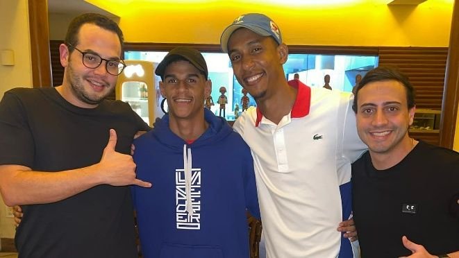 Luva de Pedreiro: em foto, jovem influencer está com funcionários da F12 após reunião em shopping no Recife (Instagram/Reprodução)