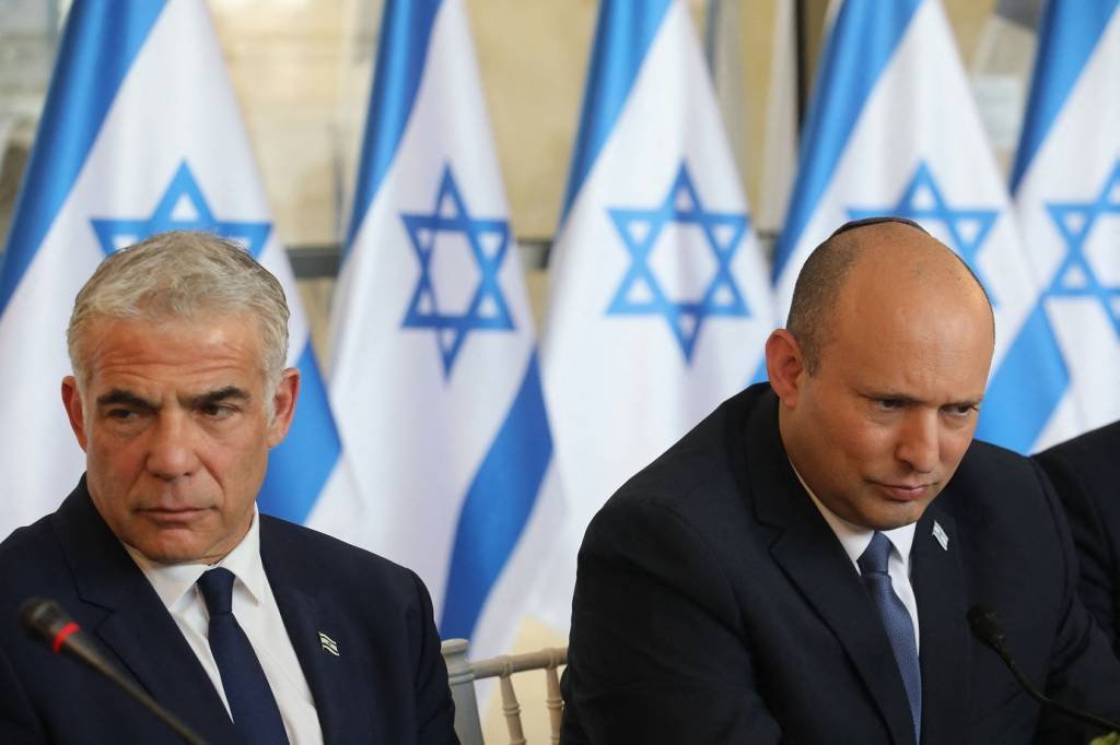 Naftali Bennett e Yair Lapid: a dupla reuniu em junho de 2021 uma coalizão única na história de Israel composta por partidos de direita, centro, esquerda e, pela primeira vez, um partido árabe (COHEN-MAGEN/POOL/AFP/Getty Images)