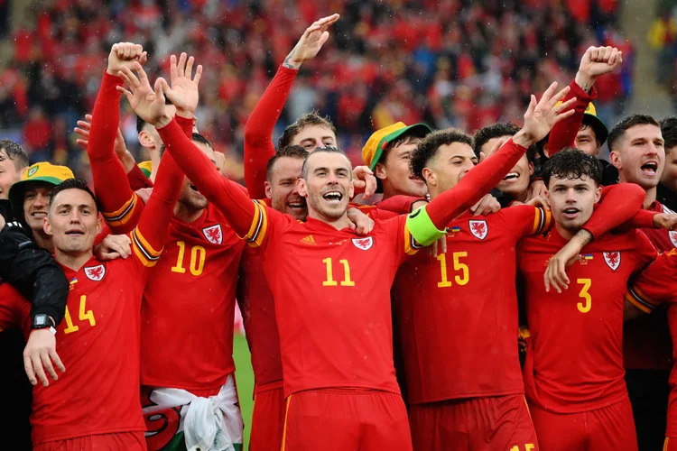 Comandado pelo astro Gareth Bale, País de Gales comemora classificação à Copa de 2022 (Shaun Botterill/Getty Images)