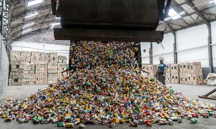 Brasil tem alto índice de reciclagem de latas de alumínio, mas metais representam apenas 2,3% dos resíduos recicláveis produzidos anualmente no país (Recicla Latas/Divulgação)