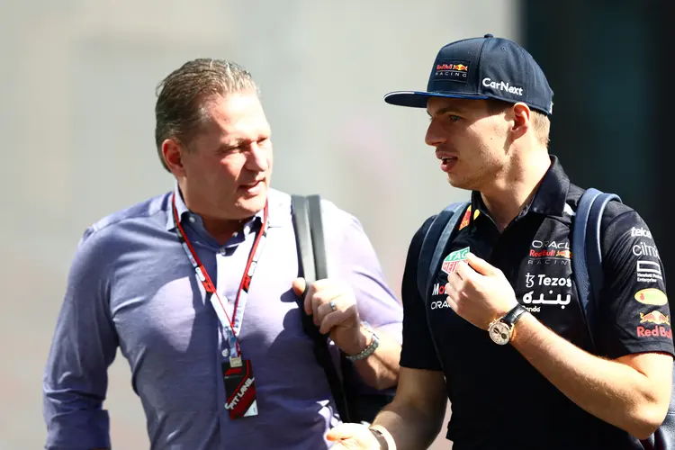 Jos Verstappen (esq.) ao lado do filho, Max, no paddock da Fórmula 1 (Mark Thompson/Getty Images)