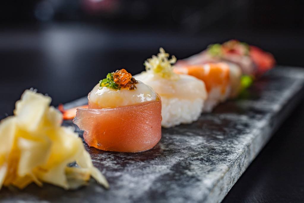 Sushi sem cream cheese: o que é o menu omakasê, que cresce nos restaurantes japoneses