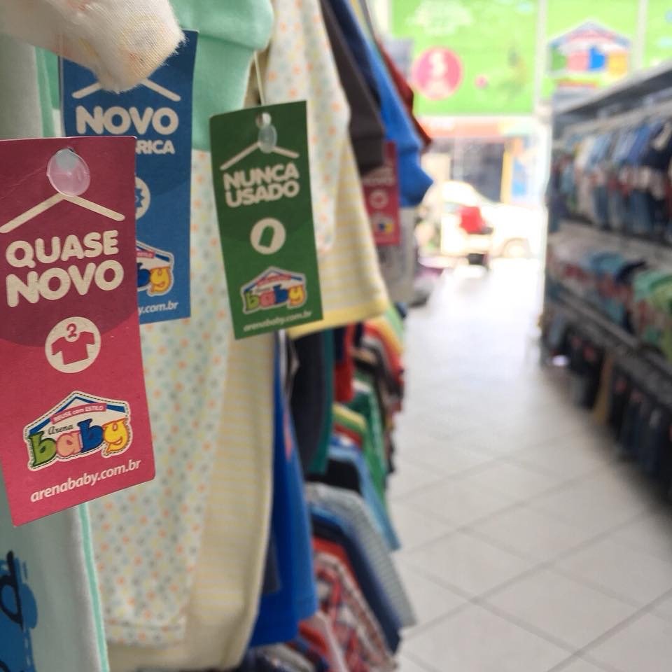 Franquia Arena Baby usa tags para identificar roupas do brechó