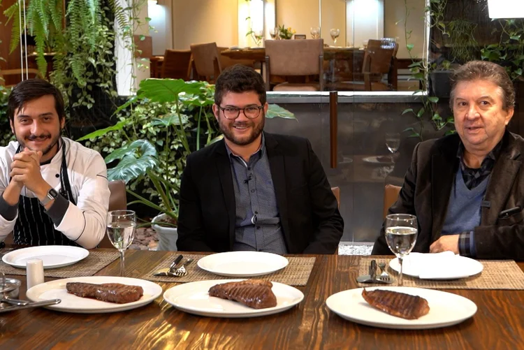 Chef Fábio Lazzarini (esq.), repórter Daniel Salles (centro) e Sylvio Lazzarini (esq.) (Arte/Exame)