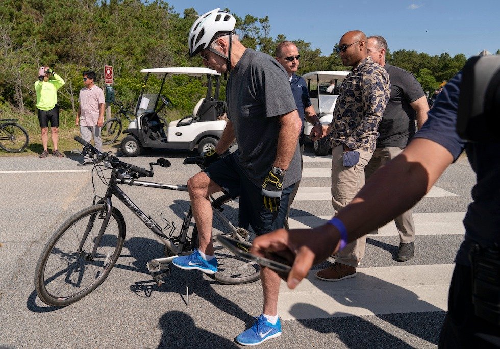 Biden cai de bicicleta ao parar para falar com apoiador