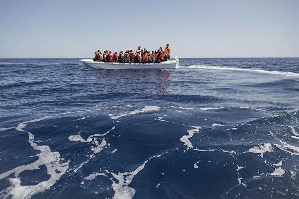 Barco com refugiados no Mediterrâneo: Reino Unido vai despachar imigrantes para Ruanda (Valeria Ferraro/Anadolu Agency via Getty Images/Getty Images)