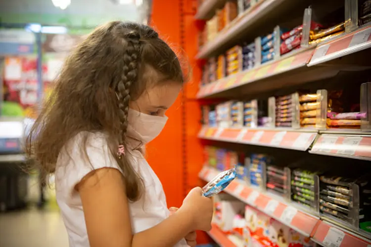 Alta do custo de vida faz supermercados investirem menos em itens não essenciais e chocolate some das prateleiras (Getty Images/Getty Images)