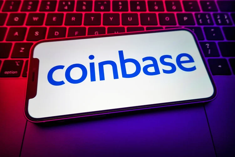 Coinbase divulgou resultado negativo no primeiro trimestre de 2022; ações já caíram quase 80% desde o IPO (SOPA Images/Getty Images)