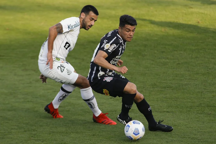 SANTOS, BRAZIL - AUGUST 08: Camacho (L) of Santos fight for the ball against Roni of Corinthians during a match between Santos and Corinthians as part of Brasileirao 2021 at Vila Belmiro Stadium on August 08, 2021 in Santos, Brazil. (Photo by Miguel Schincariol/Getty Images) (Miguel Schincariol/Getty Images)