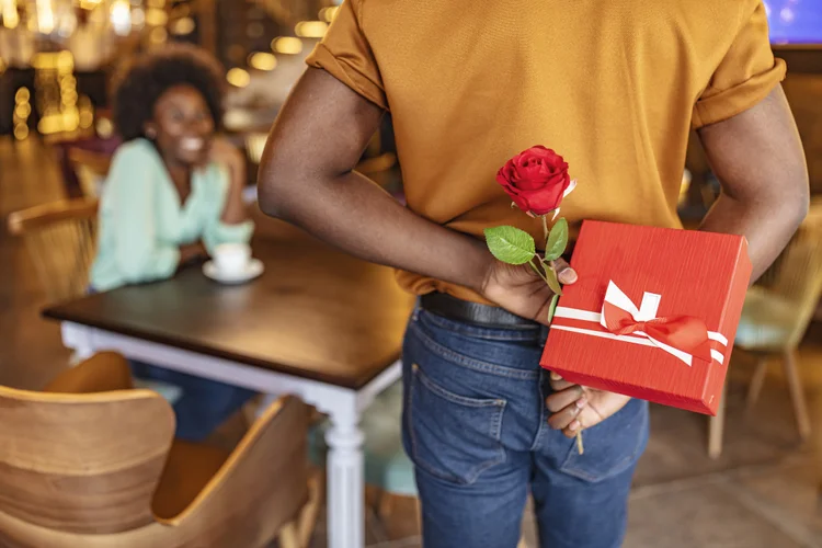 Presentes personalizados para o Dia dos Namorados com base nos signos do zodíaco (ljubaphoto/Getty Images)