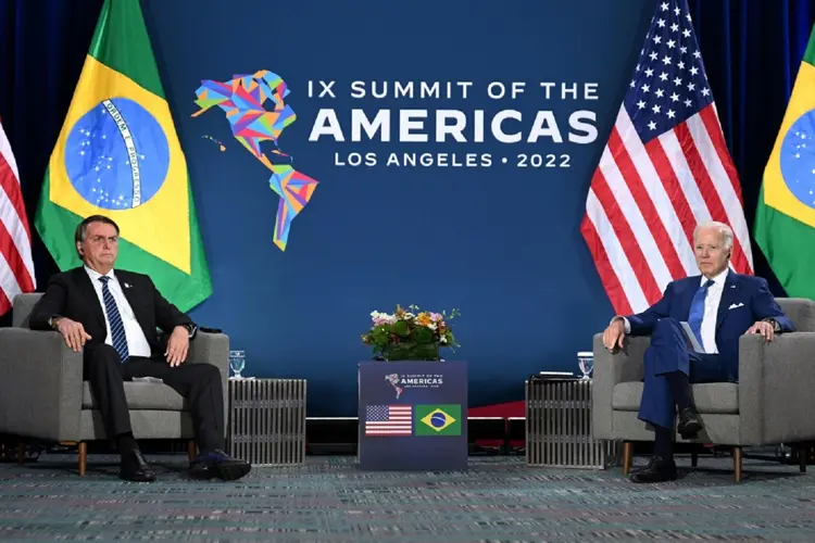 Bolsonaro e Biden: Sem aperto de mão, os dois líderes posaram para fotos sentados em poltronas distantes, flanqueados por bandeiras de Brasil e Estados Unidos (afp/AFP)