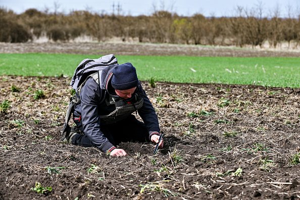Produtor rural com colete à prova de bala na Ucrânia: guerra provoca disrupções no abastecimento global de alimentos (Dmytro Smoliyenko/ Ukrinform/Future Publishing via Getty Images)/Getty Images)