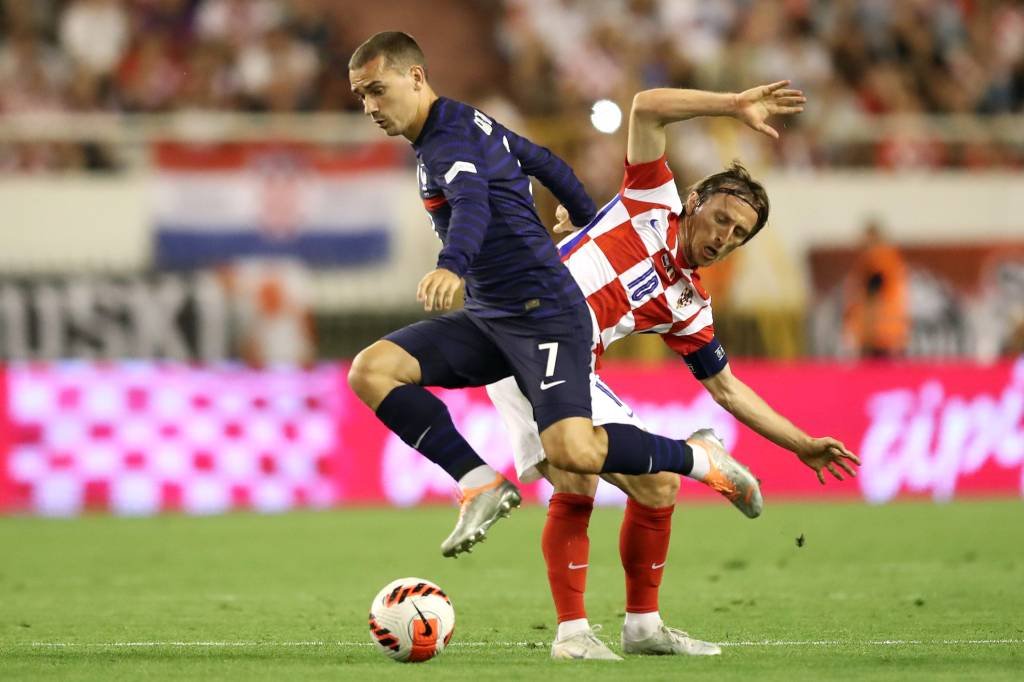 SPLIT, CROATIA - JUNE 06: Antoine Griezmann of France coompetes for a ball with Luka Modric of Croatia  during the UEFA Nations League League A Group 1 match between Croatia and France at Stadion Poljud on June 6, 2022 in Split, Croatia. (Photo by Luka Stanzl/Pixsell/MB Media/Getty Images) (Luka Stanzl/Pixsell/MB Media/Getty Images)