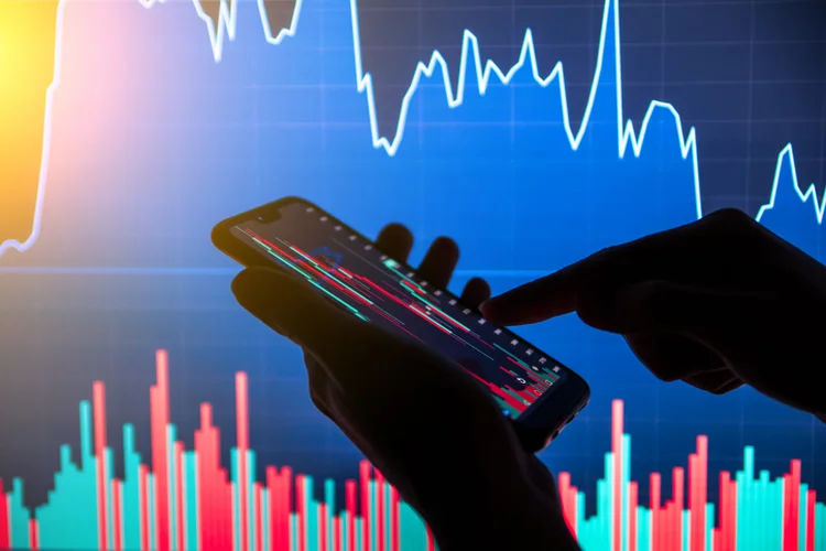 Caso a Selic comprove queda no futuro, small e midcaps podem entregar ganhos expressivos (Getty/Getty Images)
