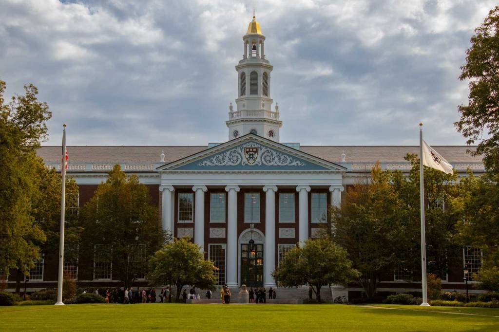 Faculdade de Negócios de Harvard passa a oferecer bolsa de 100%