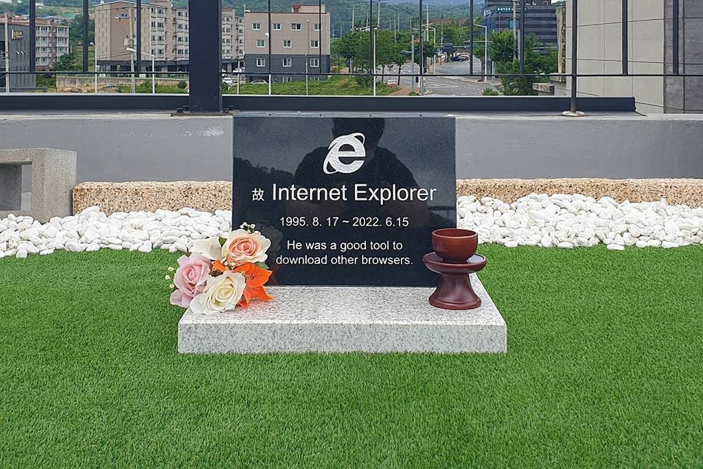 Fim do Internet Explorer: sul-coreano gastou cerca de 300 dólares para construir a lápide que marca os 27 anos de existência do programa (Cortesia de Kiyoung Jung/AFP)