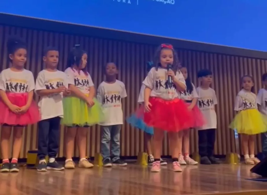 Menina de 5 anos cantando 'A baleia' como ópera no Museu do Amanhã viraliza; veja vídeo