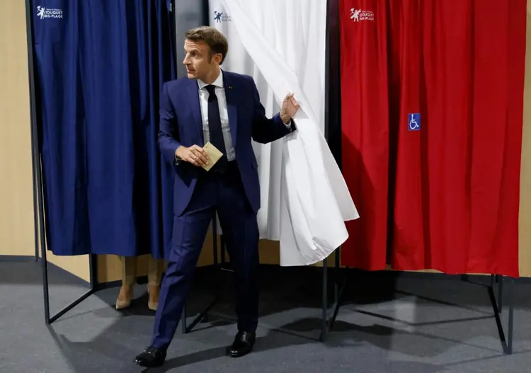 O presidente da França, Emmanuel Macron, vota nas eleições parlamentares francesas

 (AFP/AFP)