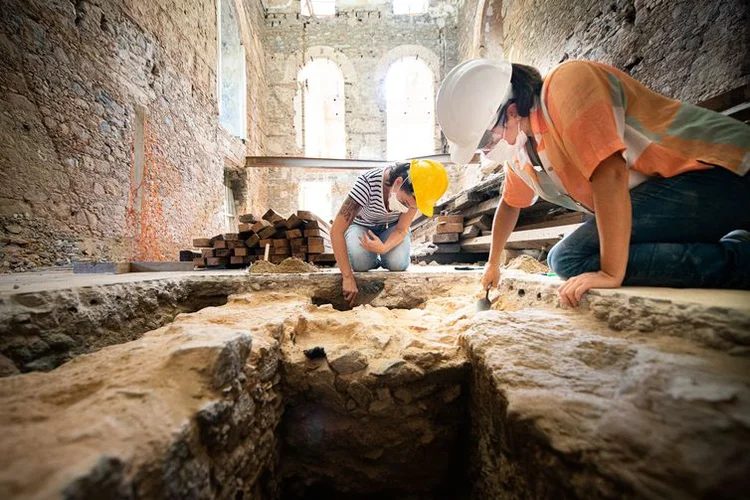Monitoramento arqueológico no Palácio do Museu Nacional. (Felipe Cohen Projeto MNV/Reprodução)