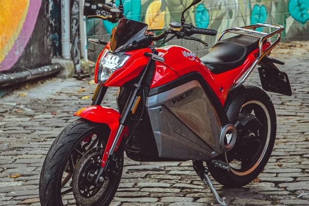 Imagem referente à notícia: Empresa de energia solar aposta em motos elétricas e mira R$ 1 bilhão