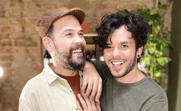 O casal Ricardo Müller e Henrique Ribeiro, fundadores da Natural do Barbosa  (Natural do Barbosa/Divulgação)