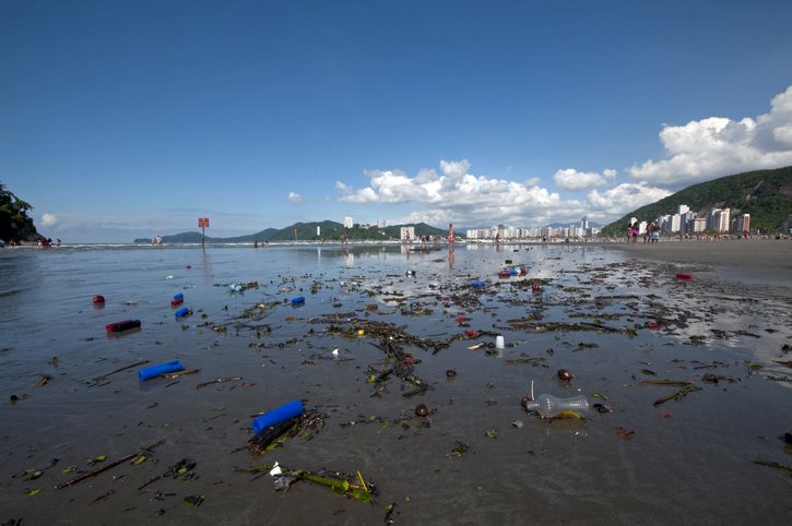 Estudo aponta que cada brasileiro pode ser responsável por poluir os mares com 16kg de plásticos por ano (Priscila Zambotto/Getty Images)