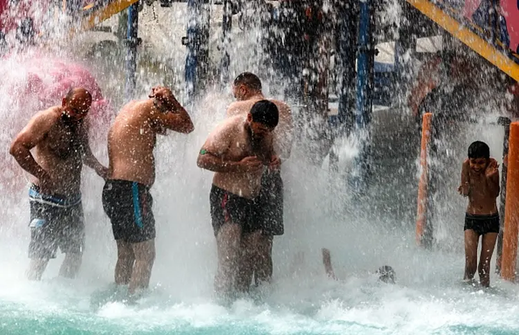 Onda de calor no Iraque: pais colocam bebês na geladeira (AHMAD AL-RUBAYE/AFP via Getty Images/Getty Images)