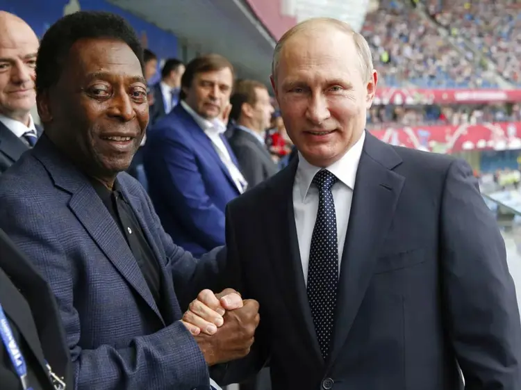 Pelé e Vladimir Putin na abertura da Copa do Mundo, na Rússia (Dmitry Astakhov/AP/Reprodução)