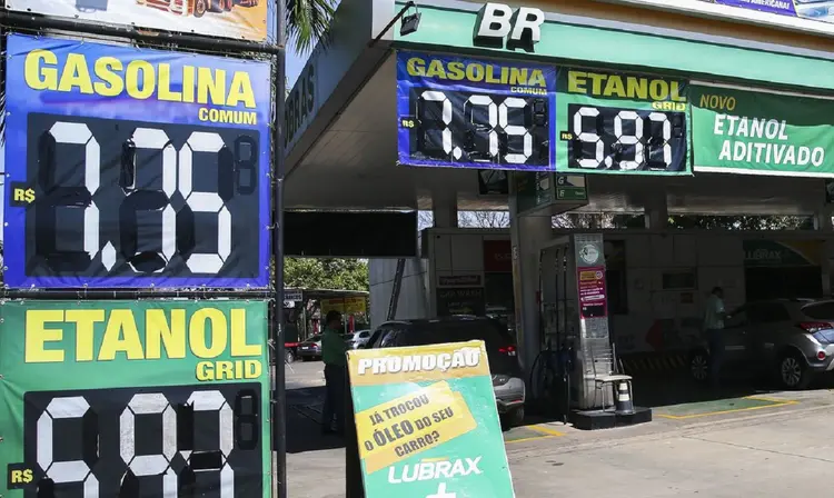 Gasolina: Para atingir a paridade internacional, a estatal poderia reduzir o preço da gasolina em R$ 0,16 o litro e o diesel em R$ 0,19 o litro, segundo a Abicom (José Cruz/Agência Brasil)