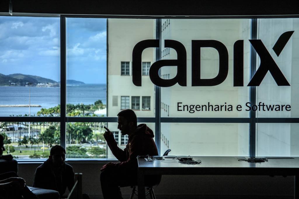 Com sedes no Rio de Janeiro e em Houston, nos Estados Unidos, a Radix atua fornecendo serviços de tecnologia e engenharia para grandes companhias como Braskem, Ipiranga, Klabin e RaiaDrogasil. (Radix/Divulgação)
