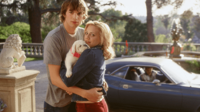 Ashton Kutcher e Brittany Murphy estreiam na comédia romântica de 2003 "Recém-Casados" (TV Globo/Reprodução)