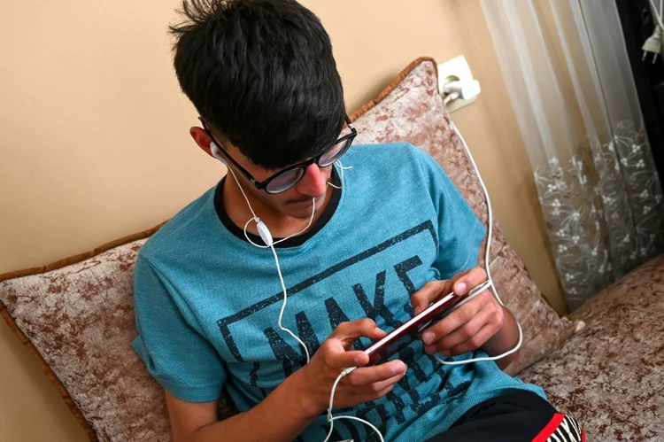 Jovem afegão joga PUBG que os talibãs querem proibir. (AFP/AFP)