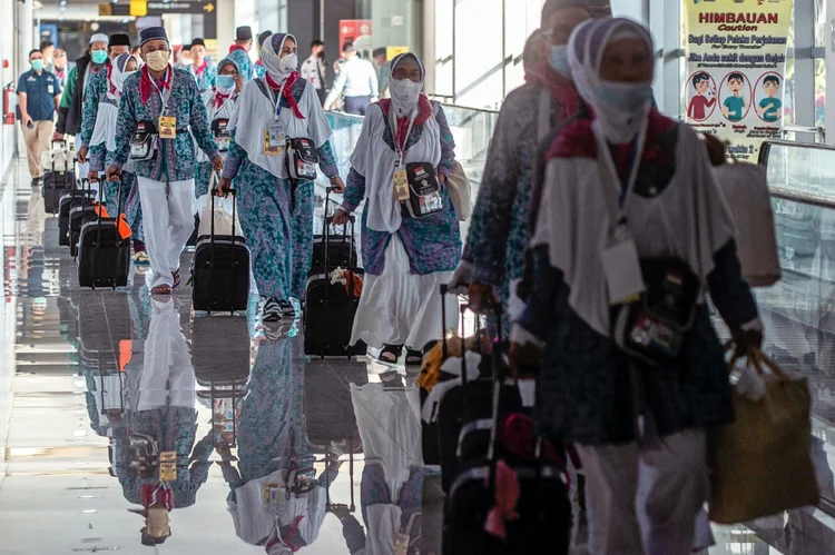 Peregrinos indonésios se preparam para viajar à Arábia Saudita. (AFP/AFP)