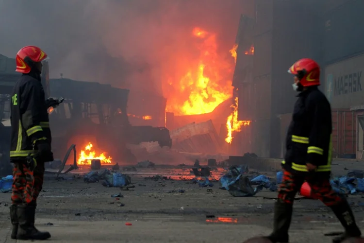 Bombeiros tentam controlar incêndio em depósito de Bangladesh que deixou 49 mortos em Sitakunda

 (AFP/AFP)