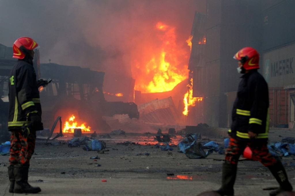 Explosões seguidas de incêndio matam 49 e ferem mais de 300 em Bangladesh
