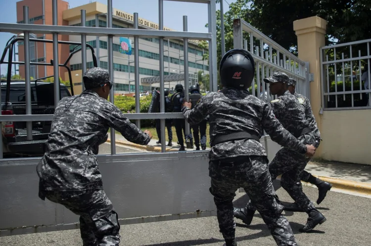Policiais fecham acesso ao Ministério de Meio Ambiente e Recursos Naturais da República Dominicana em Santo Domingo, após um homem armado entrar no prédio e assassinar o ministro, em 6 de junho de 2022 (AFP/AFP Photo)