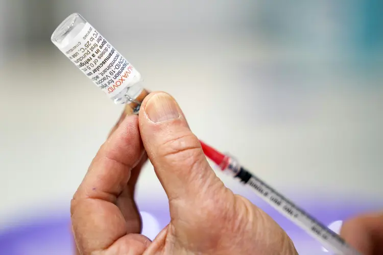 Preparação de dose da vacina da Novavax (Foto/AFP)