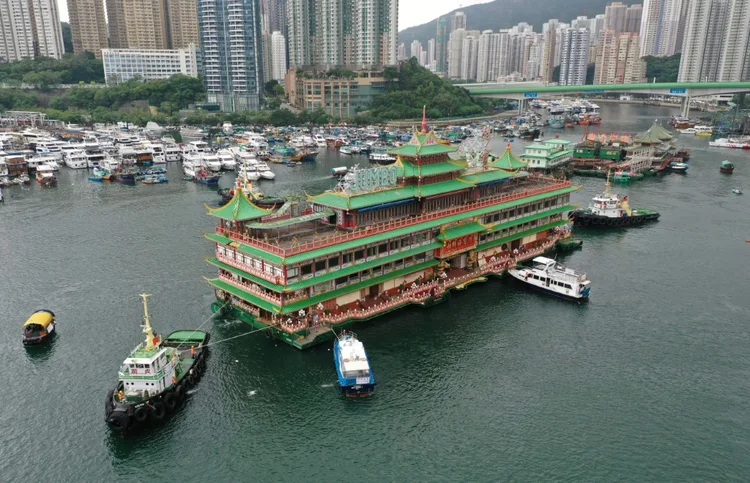 O famoso restaurante flutuante Jumbo deixa o porto de Abderdeen em Hong Kong, China. (AFP/AFP)