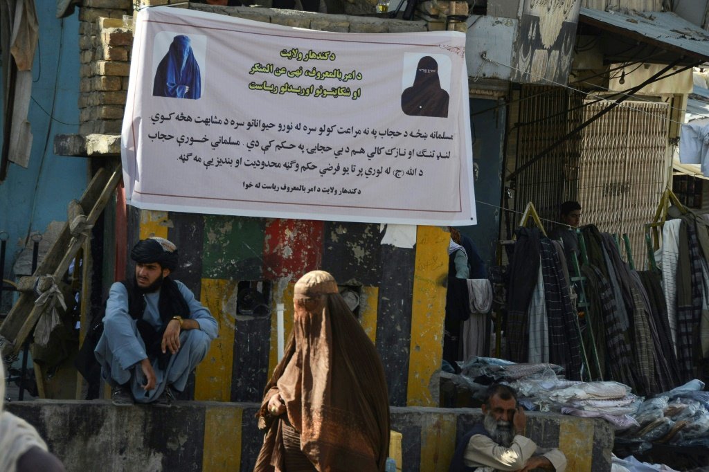 Um pôster pedindo às mulheres que usem lenços nas ruas de Kandahar, Afeganistão: repressão às mulheres no país (AFP/AFP)