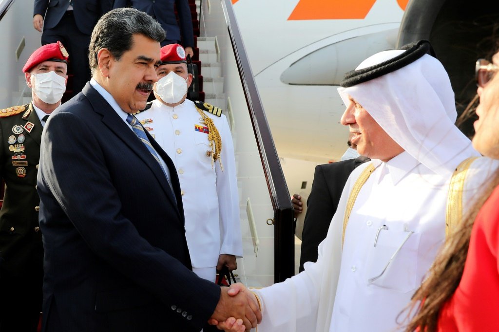 Presidente da Venezuela, Nicolás Maduro, é recebido pelo ministro das Relações Exteriores do Catar, Soltan bin Saad Al-Muraikhi, em Doha, Catar, em junho (AFP/AFP)