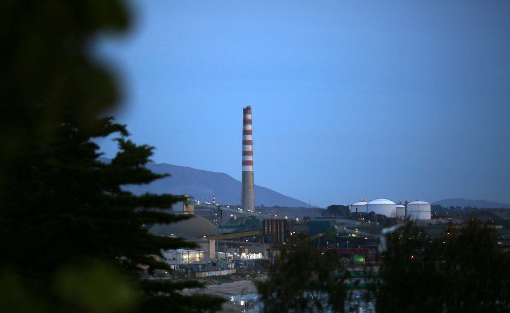 Fundição da Codelco na zona industrial de Quintero e Puchuncaví, no Chile: presidente chileno Gabriel Boric disse sentir "vergonha" da poluição causada pelo complexo industrial (Alberto Peña/AFP)