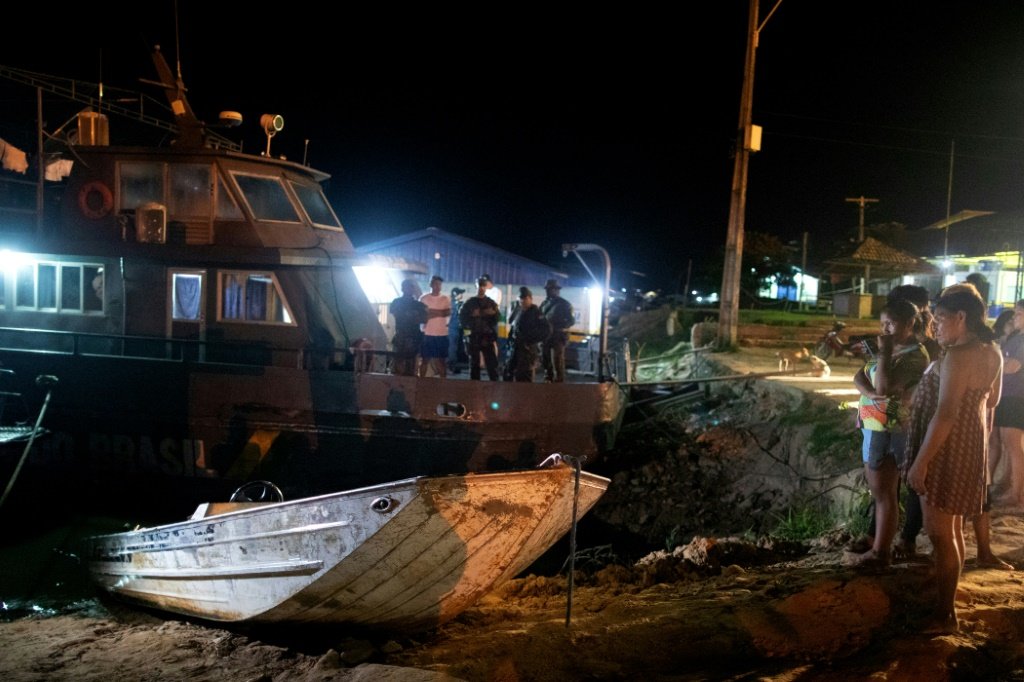 A Polícia Civil chega ao porto de Atalaia do Norte com a lancha utilizada por Bruno Pereira e Dom Phillips, localizada em 19 de junho de 2022 (AFP/AFP Photo)